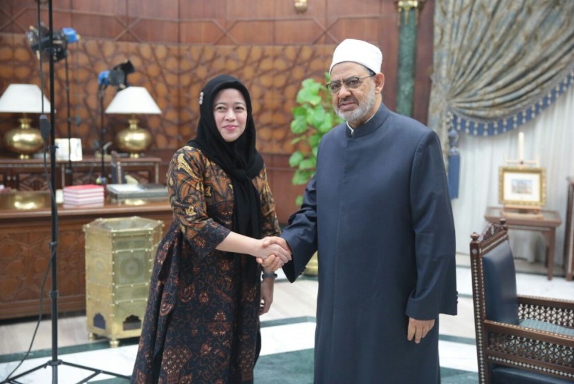 DIALOG: Menteri Koordinator Bidang Pembangunan Manusia dan Kebudayaan (Menko PMK) Puan Maharani bersama Grand Sheikh Al-Azhar, Prof Dr Ahmad Mohamed Tayeb, di Kairo.(foto: ist)