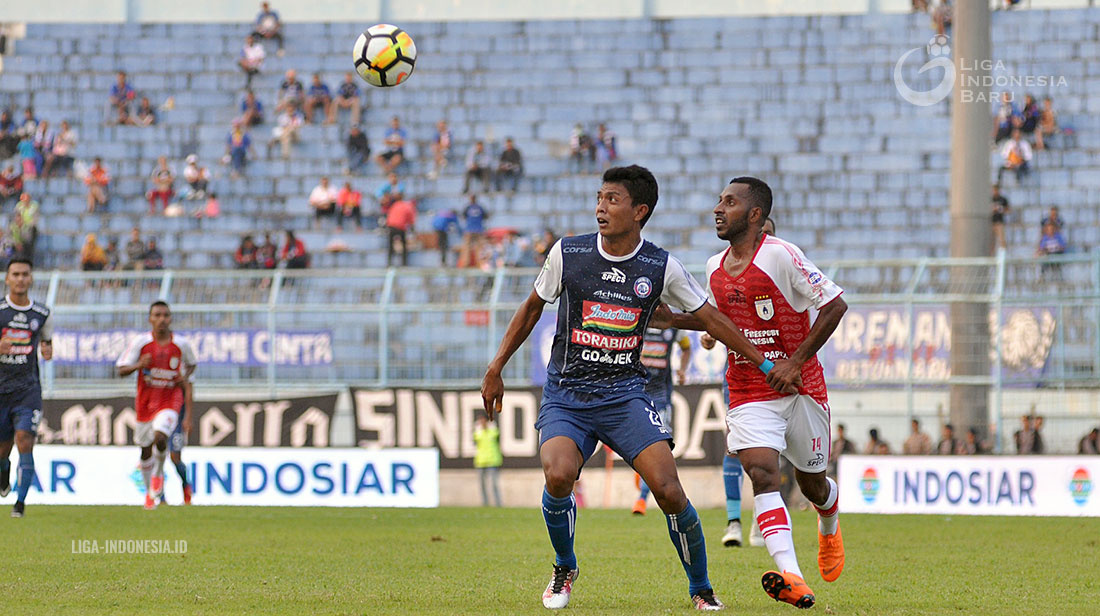 Duel Arema melawan Persipura di Kanjurahan, Malang.