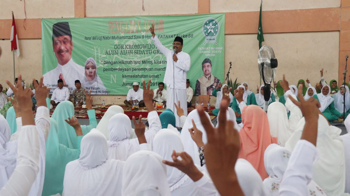 Gus Ipul saat menghadiri Pengajian Akbar Isro' Mi'roj Nabi Muhammad SAW sekaligus Harlah Fatayat NU ke-68 di Graha Raden Kromo Widjojo, Sidayu, Gresik, Jumat, 27 April 2018.