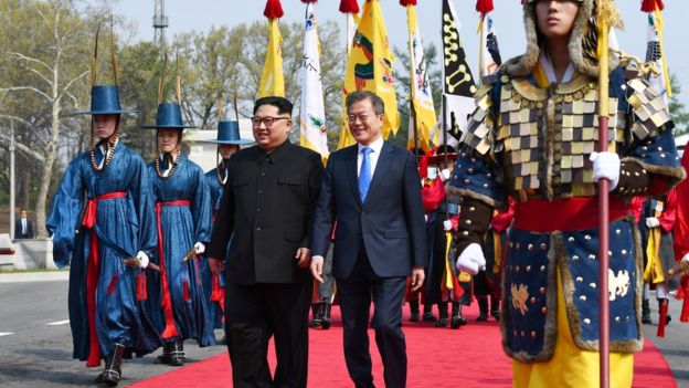 Kim Jong-un dan Moon Jae-in, disambut pasukan kehormatan dalam busana tradisional. (Foto: Getty Image)