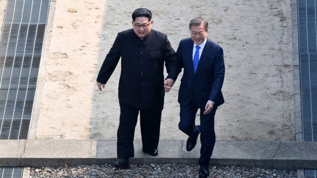 Kedua pemimpin kembali ke wilayah Korea Selatan setelah brjalan sedikit memasuki wilayah Utara, sambil berpegangan tangan. (Foto: Getty Image)