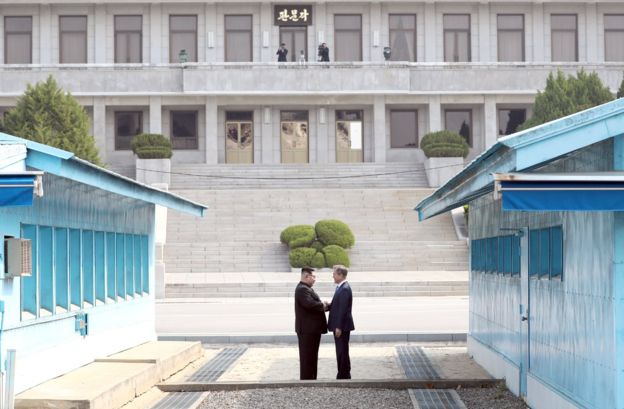 Kim Jong-un dan Moon Jae-in bersalaman di kawasan DMZ. (Foto: Getty Image)