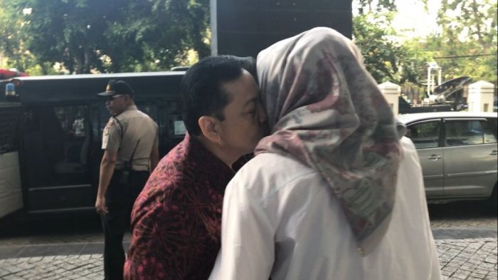 Setya Novanto tampak malu-malu cium istrinya, Deisti Astriani Tagor. foto: detik.com