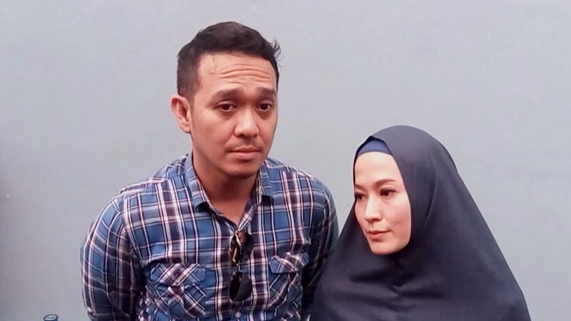 Fadlan Muhammad bersama sang istri.