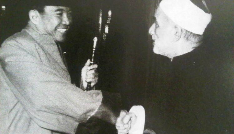 DI MESIR: Bung Karno bersama Grand Syaikh al-Azhar, Syaikh Mahmoud. (foto: dok ngopibareng.id) 