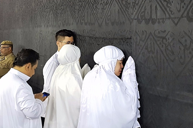 IBADAH: Puan Maharani dan Yenny Wahid ketika melakukan ibadah di Masjidil Haram, Makkah. (foto: Agus Maftuh/Dubes RI di Ryad for ngopibareng.id)