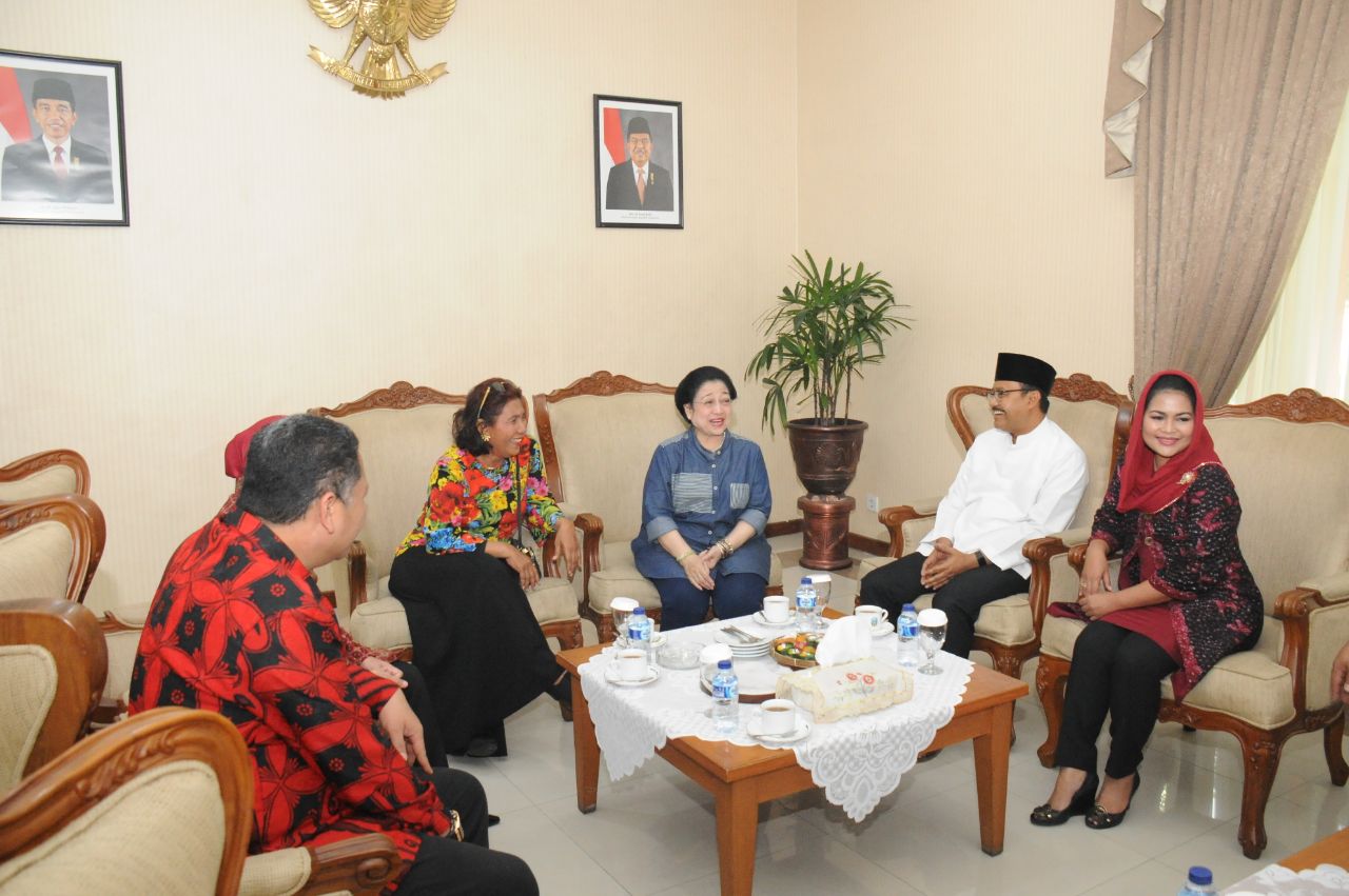 Gus Ipul, Puti Guntur, Wisnu Sakti, Megawati, dan Susi Pudjiastuti, melakukan pertemuan tertutup di ruang VIP Bandara Internasional Juanda, Sidoarjo, Sabtu, 28 April 2018. (Foto: Istimewa) 