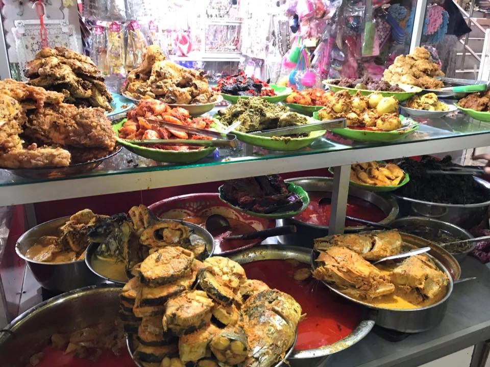 Menu masakan padang di Pasar Anyar Bogor.