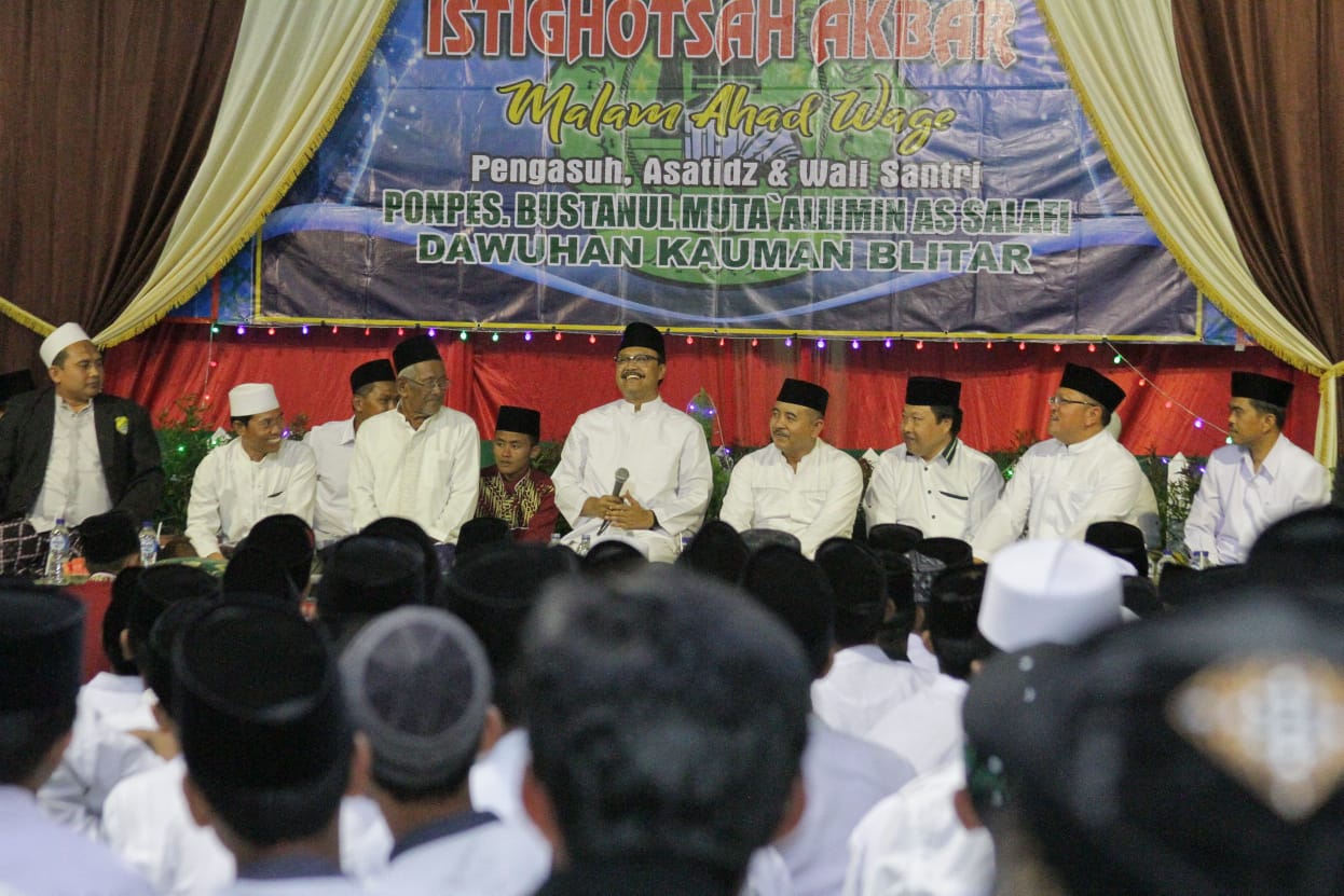 Gus Ipul menghadiri Istighosah akbar malam Ahad Wage di pesantren Bustanul Mutaalimin Asalafi, Dawuhan, Kauman, Blitar, Sabtu, 28 April 2018, malam. (Foto: Ist)