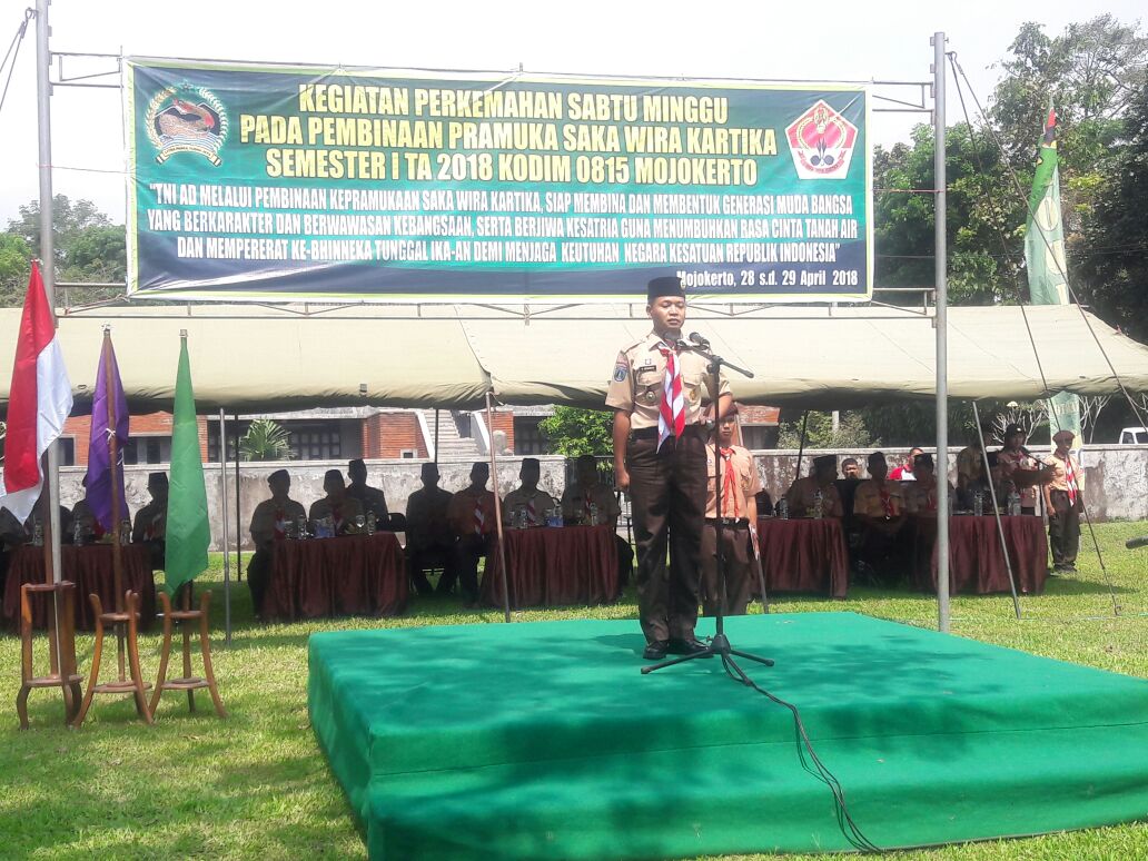 Dandim 0815 Mojokerto Letkol Kav Hermawan Weharima, SH Selaku Pimpinan Saka WIra Kartika Kodim 0815 Saat Upacara Pembukaan Persami DI Lapangan Ubaya Training Centre, Trawas, Mojokerto