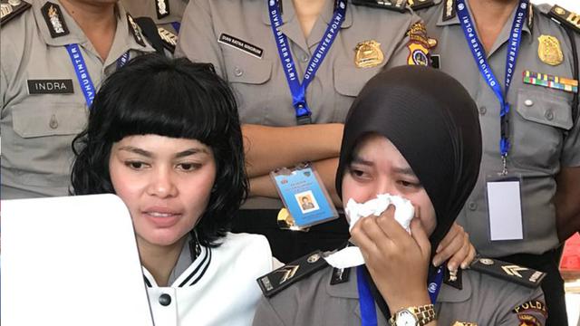 Briptu Nova tak kuasa menahan air mata saat menyaksikan ijab kabul yang diucapkan calon suaminya, Briptu Andik.