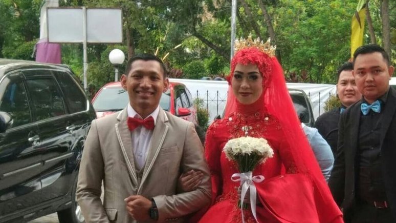 Briptu Nova tampak bahagia meski dirinya hanya menghadiri resepsi pernikahan selama 1,5 jam saja.