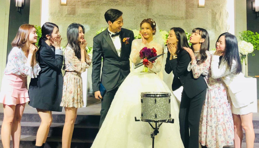 Para sahabat Jung Ah ketika menghadiri pesta pernikahannya. (Allkpop)