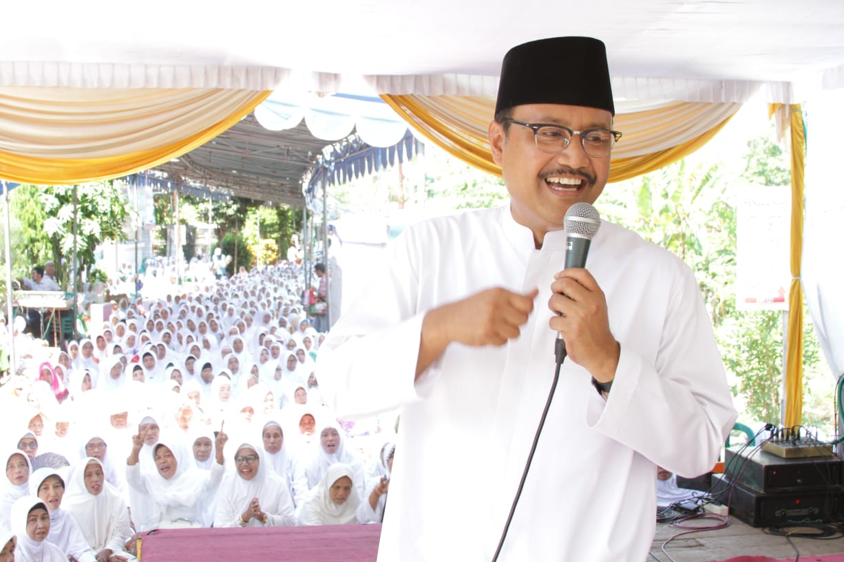 Gus Ipul gayeng dan sangat akrab di tengah ribuan ibu-ibu Muslimat yang mengikuti Tahlil Akbar Muslimat Gresik, Minggu, 29 April 2018.