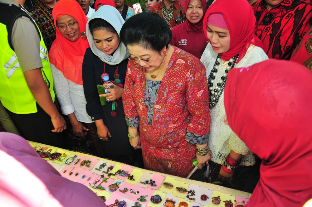 Megawati dan Puti Guntur kampanyekan konservasi lingkungan, di Surabaya, Minggu, 29 April 2018. (Foto: Ist)