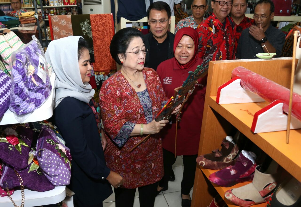Megawati, Susi Pudjiastuti, Tri Rismaharini, dan Puti Guntur Soekarno kampanyekan konservasi lingkungan, di Surabaya, Minggu, 29 April 2018. (Foto: Ist)