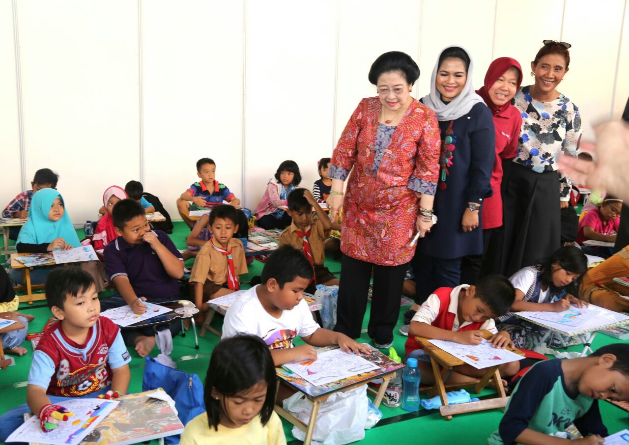 Megawati, Puti Guntur, Tri Rismaharini, dan Susi Pudjiastuti saat menyaksikan anak-anak Surabaya mewarnai, Minggu, 29 April 2018.