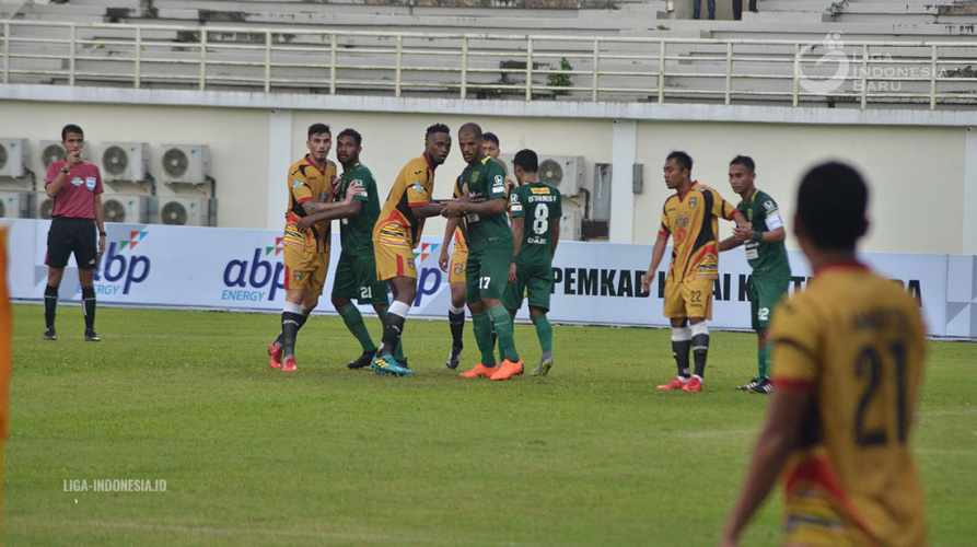 Persebaya vs Mita Kukar. (foto: PT LIB)