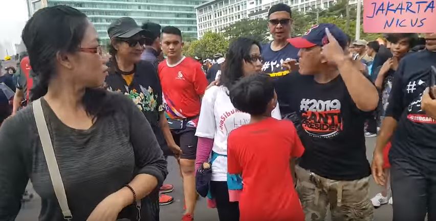 Tangkap layar aksi intimidasi massa, di CFD, Jakarta, Minggu, 29 April 2018. (Foto: Youtube/jakartanicus)