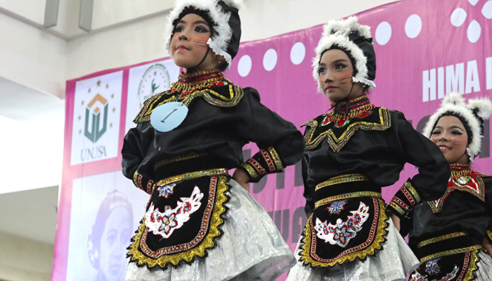 Salah satu peserta lomba memamerkan tari 'Meong' di Festival Tari dan Lomba Mewarnai Ibu dan Anak yang diselenggarakan UNUSA di PTC Surabaya Supermall, Sabtu 28 April 2018. (Foto: frs/ngopibareng.id) 