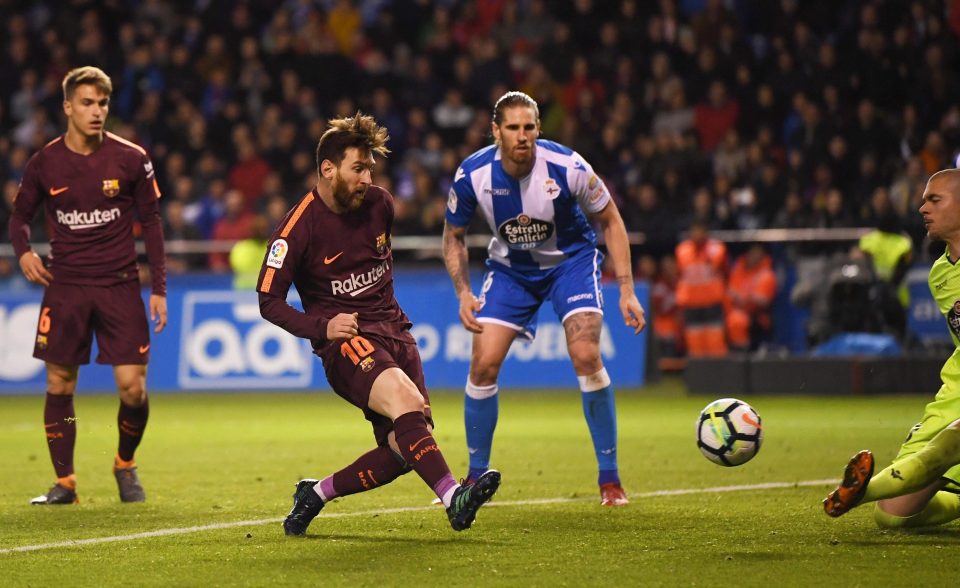 Aksi Lionel Messi membobol gawang Deportivo, dinihari tadi. foto:afp