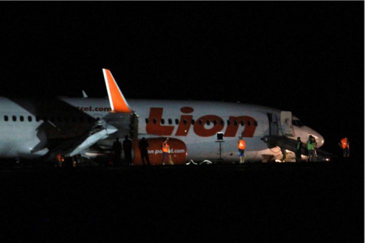 Kondisi pesawat Lion Air yang tergelincir di landasan pacu Bandara Djalaludin, di Kabupaten Gorontalo, Gorontalo, Minggu 29 April 2018 malam. Pesawat dengan nomor penerbangan JT 892 tergelincir dan keluar landas pacu sesaat setelah mendarat ketika hujan deras, sementara itu 174 penumpang dan tujuh kru selamat pada kejadian tersebut. (Foto: Antara)