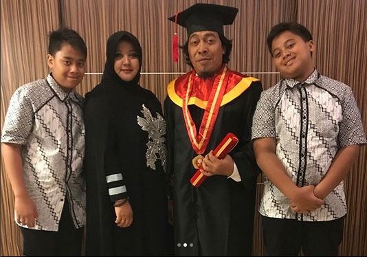 Komeng wisuda S-1 di Sekolah Tinggi Ilmu Ekonomi (STIE) Tribuana, Bekasi Barat.