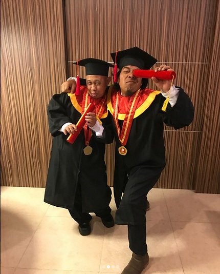 Komeng wisuda bareng Rudy Sipit, mantan rekannya di grup lawak Diamor.