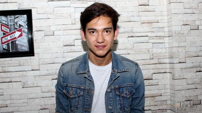 Aktor Adipati Dolken. 