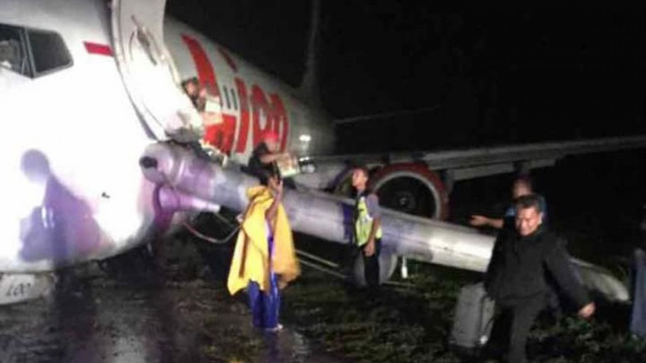 Suasana evaluasi penumpang pesawat Lion Air yang tergelincir di Gorontalo, tadi malam