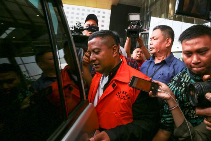 Bupati Mojokerto, Provinsi Jawa Timur, Mustofa Kamal Pasa mengenakan rompi oranye seusai menjalani pemeriksaan di gedung Komisi Pemberantasan Korupsi (KPK), Jakarta, Senin, 30 April 2018. (Foto : Antara)