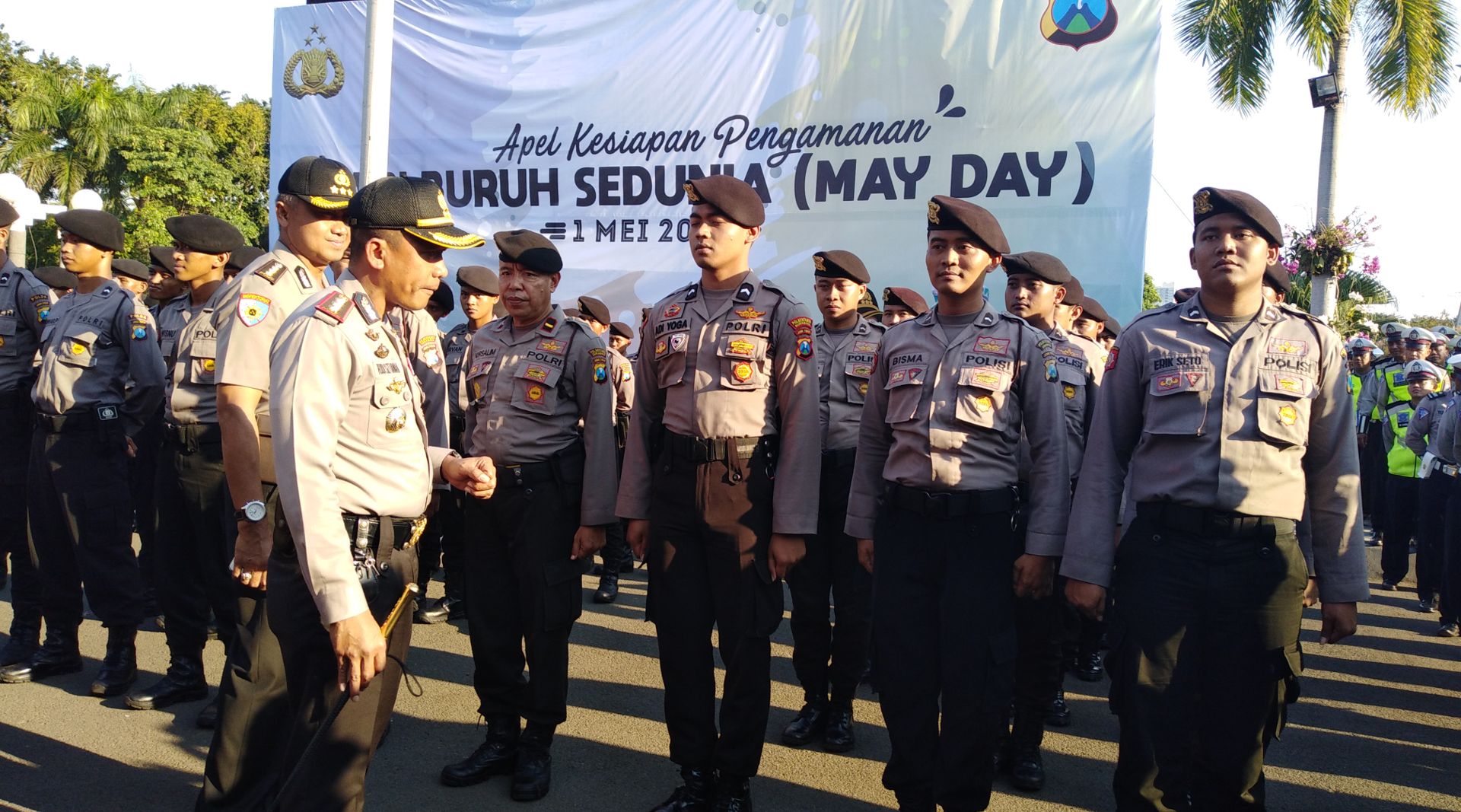 Kapolres Rudi memimpin apel persiaoan pengamanan hari buruh di Taman Surya, Balaikota Surabaya, Senin, 30 April 2018. (Foto: frd/ngopibareng.id)