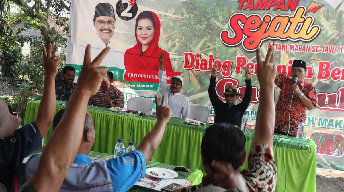 Gus Ipul menyapa dan berdialog langsung dengan para petani nanas Di Desa Manggis, Kecamatan Mancar, Kediri, Senin 30 April 2018. (Foto: frd/ngopibareng.id)