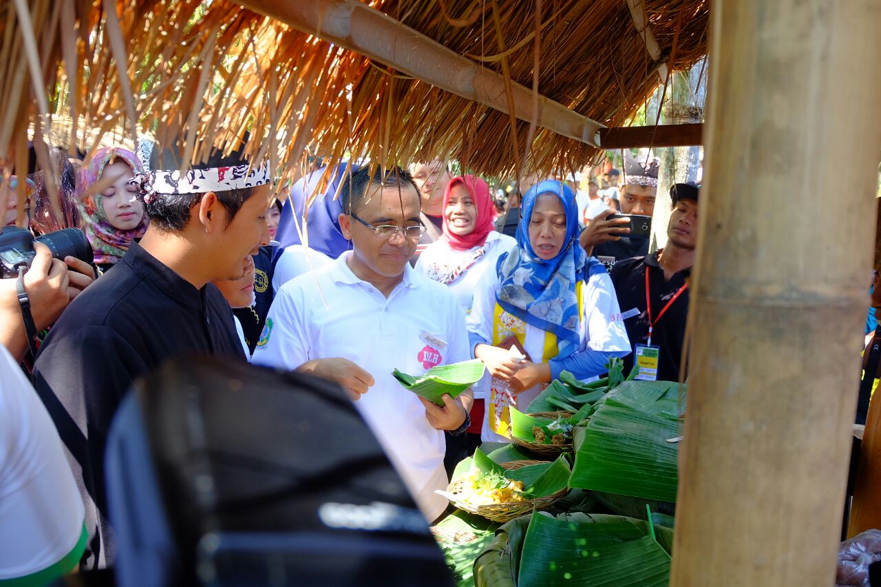 Azwar Anas pun keasikan gabung. foto:genpi