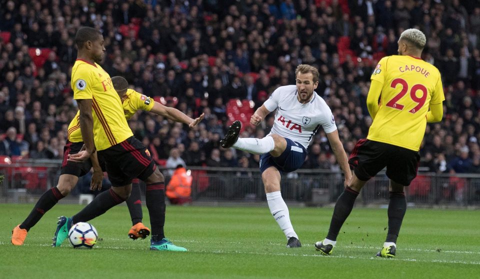 Aksi Kane membobol gawang Watford, dinihari tadi. foto:afp