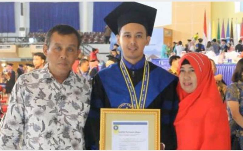 Rahmat Budiarto bersama kedua orangtuanya, Gatot Subagyo dan Sudi Rahayu.