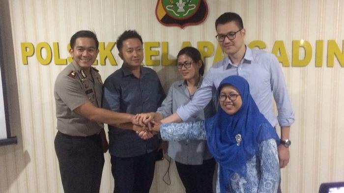 Kapolsek Kelapa Gading Kompol Arif Fazlurrahman bersama Jonathan Dunan, Dewi dan suami, Albert serta Wakil Ketua KPAI Rita Pranawati.