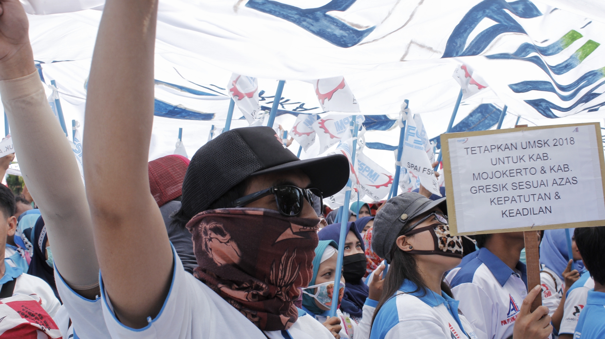 Aksi May Day 2018 di kantor Gubernuran, Jalan Pahlawa, Surabaya. Selasa 1 Mei 2018. (foto: hrs/ngopibareng)