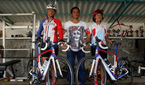 Armand Van Kempen bersama dua atlet triathlon Jatim