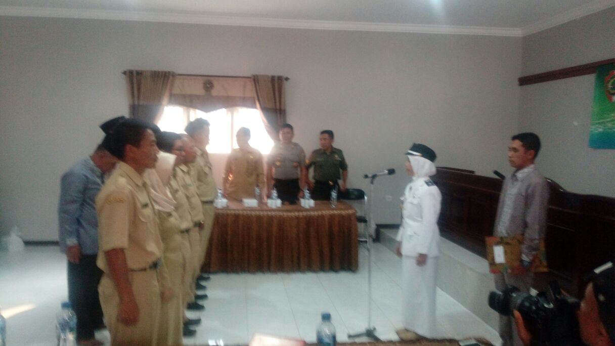 Kades Padusan Hj. Iriani Mualifah Saat Melantik Perangkat Desa Di Balai Desa Padusan, Pacet 