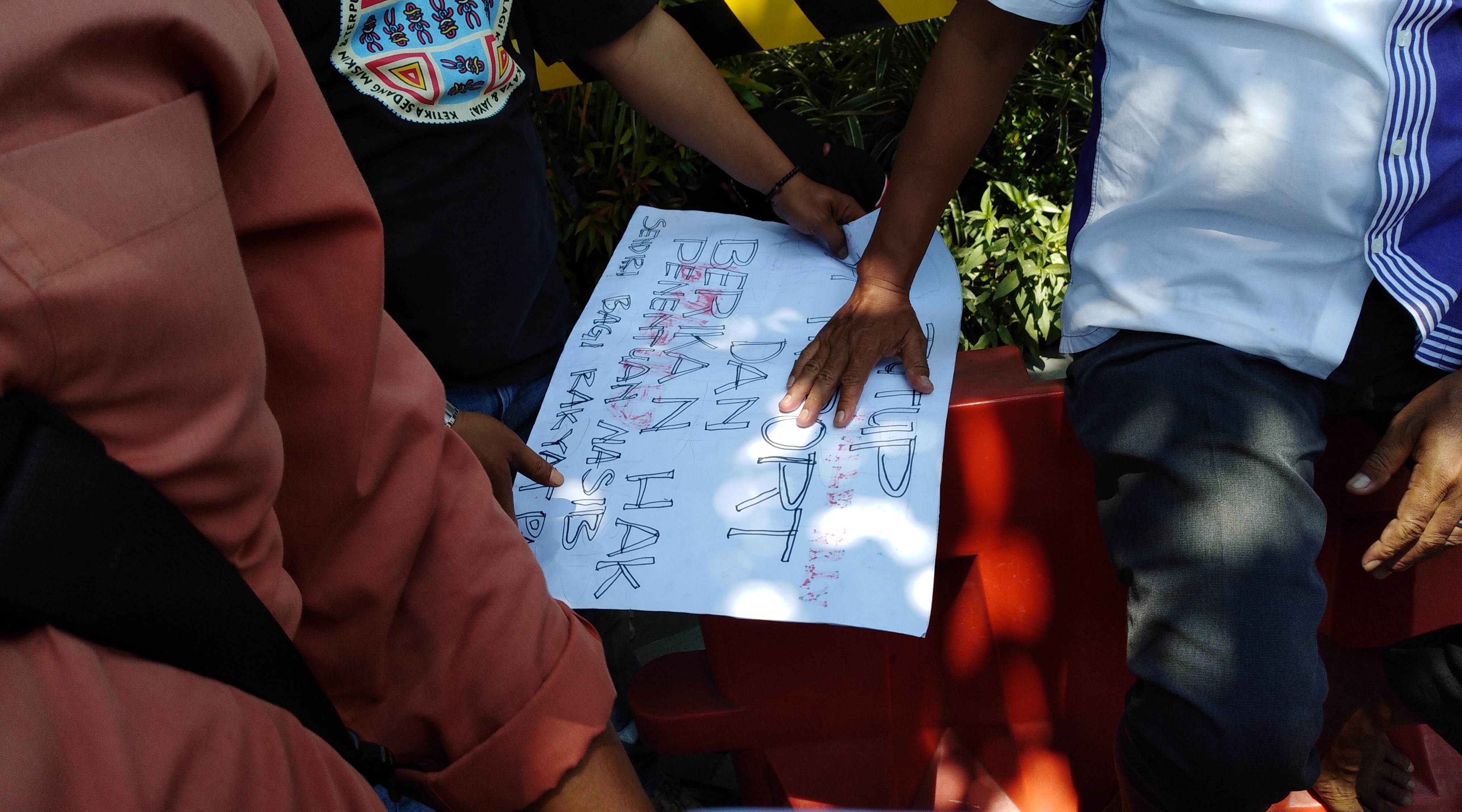 Poster milik mahasiswa yang diamankan aparat kepolisian. (Foto: frd/ngopibareng.id)