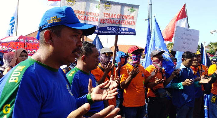 Buruh yang tergabung dalam Sarbumusi sedang memanjatkan doa di tengah aksi May Day, depan Gedung Grahadi, Surabaya, Selasa, 1 Mei 2018. (Foto: frd/ngopibareng.id)