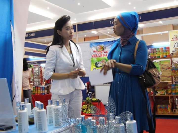 Stand BioSea ramai dikunjungi saat pameran UKM. (Foto: rco)