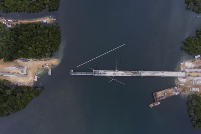 Jembatan Wear - Arafura yang menghubungkan Pulau Yamdena dan Pulau Larat di Kabupaten Maluku Tenggara Barat (MTB), Provinsi Maluku. (Foto: antara)