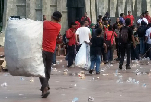 Demo buruh menyisakan sampah berserakan di Jakarta, Selasa, 1 Mei 2018 (Foto: poskotanews.com)