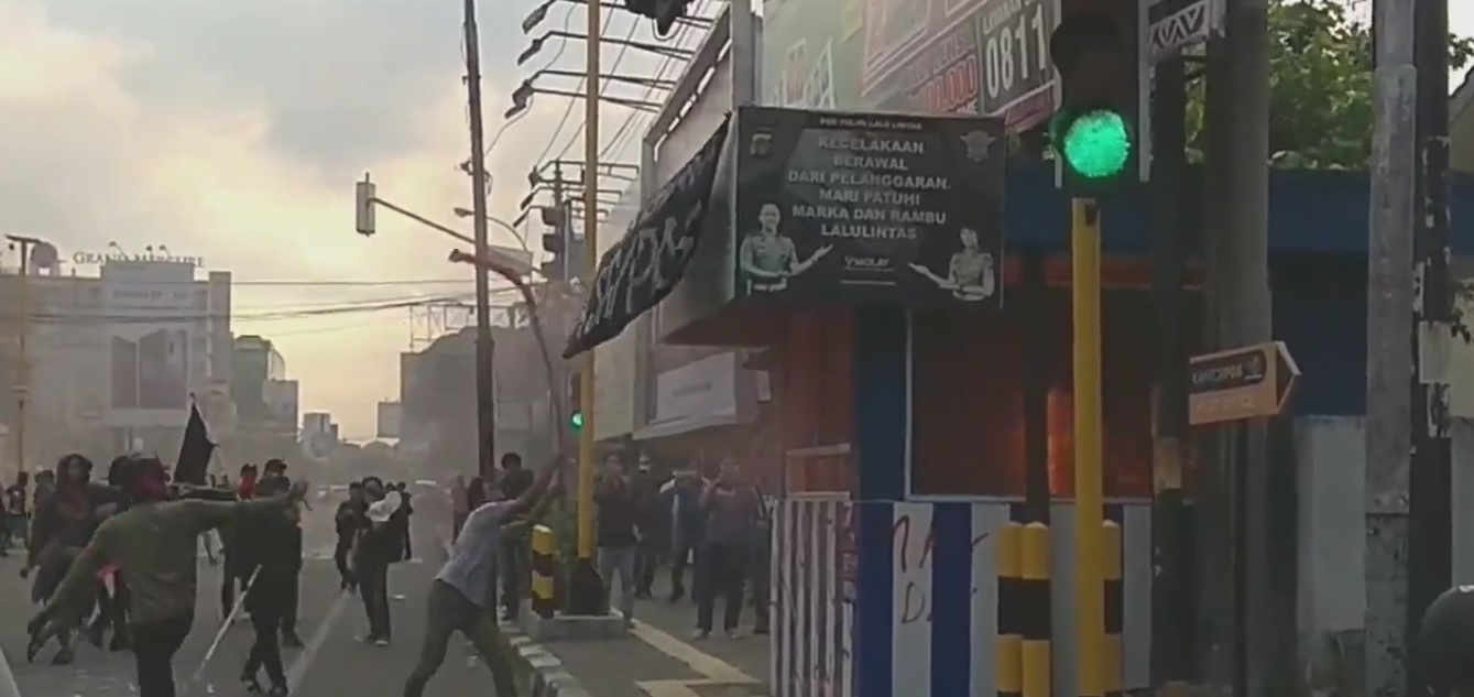 Pos polisi yang berada di utara pertigaan Universitas Islam Negeri (UIN) Yogyakarta, Selasa, 1 Mei 2018, sempat dibakar oleh pengunjuk rasa dengan menggunakan bom molotov. (Foto: tangkap layar video)