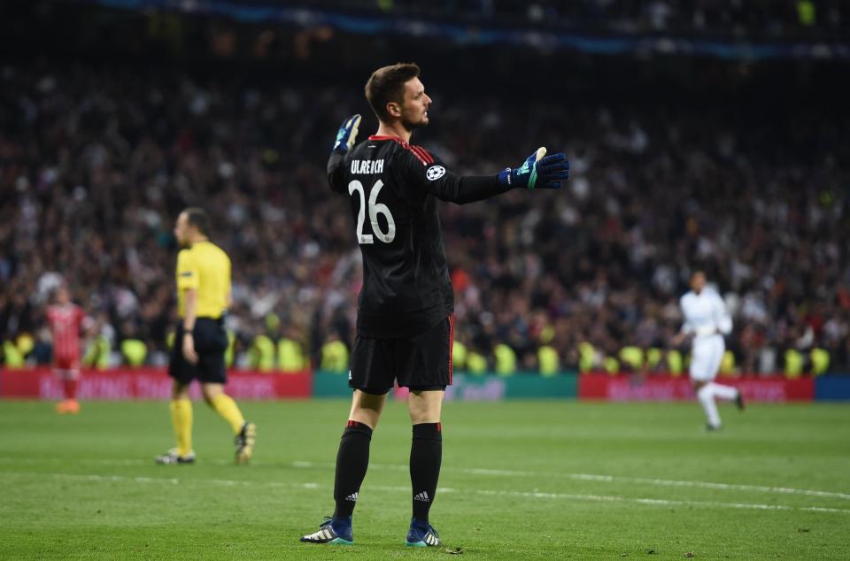 Kiper Bayern Muenchen, Sven Ulreich usai gagal menyapu bola backpass. foto;afp