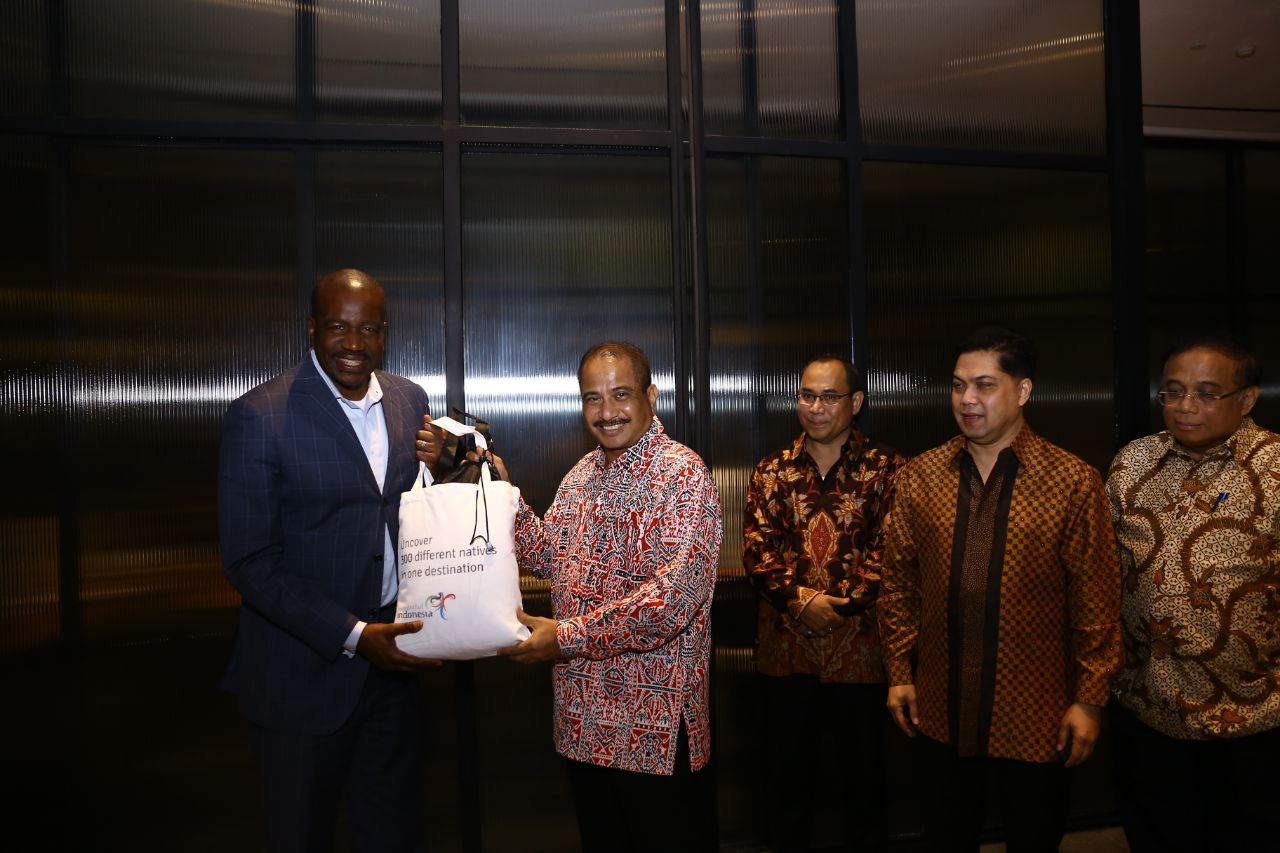 Menpar Arief Yahya bersama Presiden Holland America Line, Orlando Ashford. foto:kemenpar