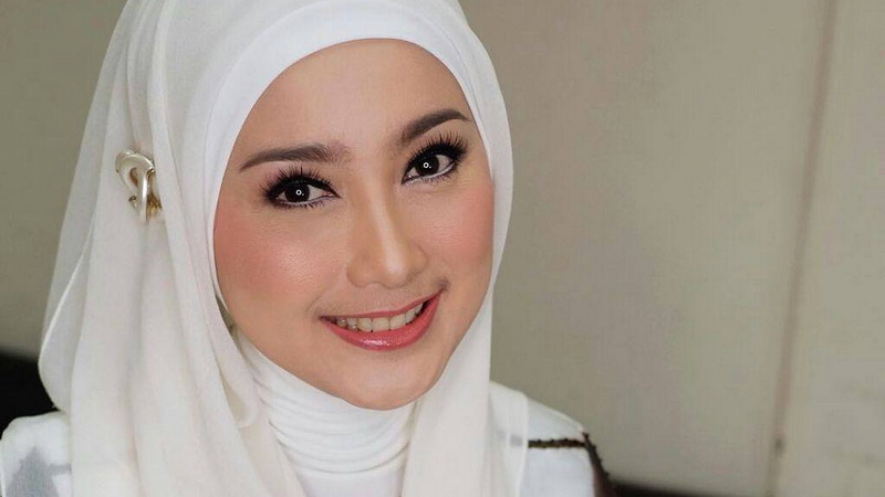 Desy Ratnasari menjadi dosen Psikologi di Universitas Atma Jaya Jakarta.