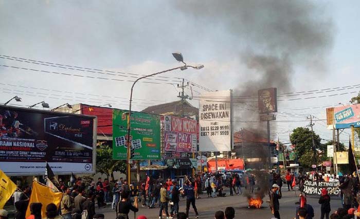 Aksi buruh yang berakhir dengan anrki di Yogyakarta, Selasa 1 Mei 2018 kemarin. (foto: antara)